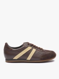 Brązowe półbuty sportowe z jasnożółtym paskiem. Brązowe półbuty Ryłko, bez wzorów, ze skóry, z okrągłym noskiem, bez obcasa, na płaskiej podeszwie, bez zapięcia. Za 449,99 zł.