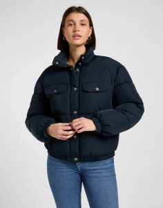 DAMSKA KURTKA LEE RIDER PUFFER JACKET BLACK 112370872. Czarne kurtki Lee, na zimę, s, bez wzorów, bez kaptura. Za 399,99 zł.