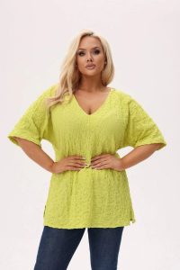 Kimonowa bluzka Zaria o marszczonej teksturze - Limonkowa Energia PLUS SIZE XXL OVERSIZE. Zielone bluzki Moda Size Plus Iwanek, l, bez wzorów, z bawełny, biznesowe, bez kołnierzyka, plus size, bez ramiączek. W wyprzedaży za 109,90 zł.