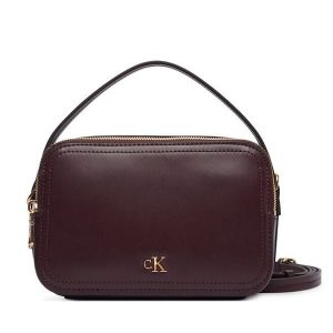 Torebka Calvin Klein. Czerwone listonoszki Calvin Klein, bez wzorów, bez dodatków. Za 409,99 zł.