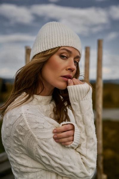 Zimowa czapka biała. Białe czapki MOODO, bez wzorów, z elastanu. Za 39,99 zł.