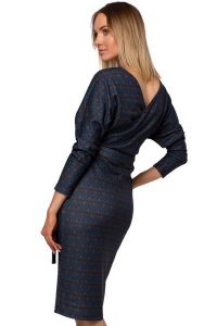 Ołówkowa sukienka dzianinowa kopertowa góra i modny nadruk. Sukienki Sukienki.shop, m, bez wzorów, z dzianiny, eleganckie, bez kołnierzyka, bez ramiączek, midi, dopasowane. W wyprzedaży za 223,00 zł.