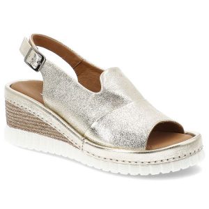 Sandały damskie Artiker, na koturnie ze skóry naturalnej ze sprzączką lekkie i wygodne, złote, 56C0920. Żółte sandały ARTIKER, bez wzorów, ze skóry, z otwartym noskiem, bez obcasa, na koturnie, bez zapięcia. Za 219,00 zł.