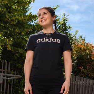 Koszulka z krótkim rękawem damska ADIDAS Gym & Pilates. Czarne bluzki ADIDAS, m, bez wzorów, z bawełny, sportowe, bez kołnierzyka, bez ramiączek. Za 99,99 zł.