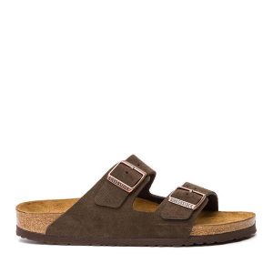 Klapki Birkenstock. Brązowe klapki Birkenstock, bez wzorów, z zamszu, bez obcasa. Za 459,99 zł.
