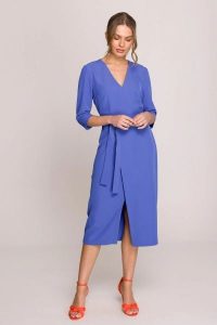 Elegancka sukienka midi z dekoltem V i rozcięciem niebieska. Niebieskie sukienki Stylove, do pracy, uniwersalny, bez wzorów, z elastanu, biznesowe, bez kołnierzyka, dla wysokich, bez ramiączek, midi, dopasowane. Za 429,00 zł.