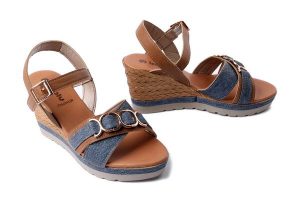 INBLU FG-41 021 camel, sandały damskie. Brązowe sandały Inblu, bez wzorów, bez obcasa, na koturnie, bez zapięcia. Za 90,23 zł.