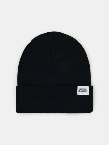 Czapka beanie z naszywką - czarny. Czarne czapki Sinsay, z aplikacjami. Za 9,99 zł.