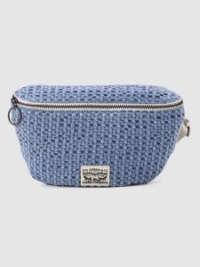 Levi's Saszetka w kolorze błękitnym - 27 x 18 x 2,5 cm rozmiar: onesize. Niebieskie nerki i saszetki Levi's®, bez wzorów, z materiału. Za 119,68 zł.