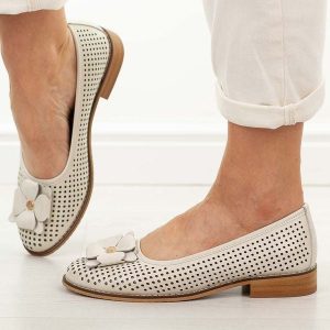 Złote ażurowe skórzane baleriny damskie Cambell 19416. Żółte balerinki Cambell, z aplikacjami, z jeansu, z okrągłym noskiem, bez obcasa, na obcasie, bez zapięcia. Za 229,00 zł.