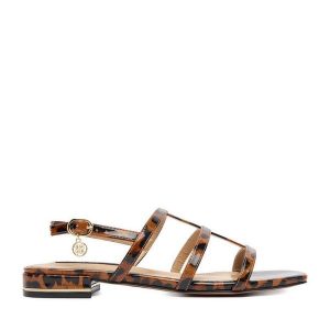 Sandały Nine West. Brązowe sandały Nine West, bez wzorów, bez obcasa, na płaskiej podeszwie, bez zapięcia. Za 199,99 zł.