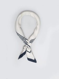 Apaszka damska w geometryczne wzory biała Verna 100. Białe apaszki i chusty Big Star, bez wzorów, ze skóry, casualowe. Za 59,99 zł.