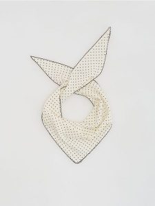 Trójkątna chusta - biały. Białe apaszki i chusty Reserved, bez wzorów. Za 49,99 zł.