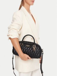 Guess Torebka Valla HWQG81 22050 Czarny. Czarne torebki klasyczne Guess, z aplikacjami, ze skóry, bez dodatków. Za 299,99 zł.