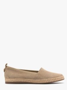 Piaskowe espadryle. Brązowe espadryle Ryłko, bez wzorów, ze skóry, bez obcasa, na płaskiej podeszwie. W wyprzedaży za 299,99 zł.