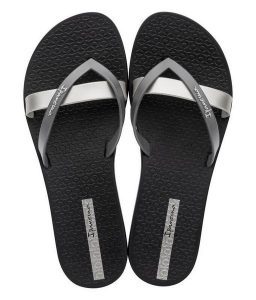 Japonki damskie Ipanema Kirei. Czarne klapki Ipanema, bez wzorów, z materiału, bez obcasa. Za 94,99 zł.