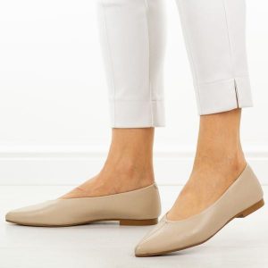 Beżowe skórzane czółenka damskie T.Sokolski 307. Brązowe balerinki Sokolski, bez wzorów, ze skóry, bez obcasa, na płaskiej podeszwie, bez zapięcia. W wyprzedaży za 263,12 zł.