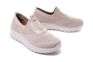 ARTIKER RELAKS 48C1321 beżowy, półbuty damskie. Brązowe półbuty Artiker Relaks, bez wzorów, bez obcasa, bez zapięcia. Za 124,90 zł.