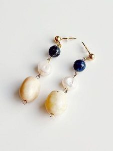 Lodie Silver Kolczyki-wkrętki z kamieniami księżycowymi i agatami rozmiar: onesize. Szare kolczyki Lodie Silver, z agatem, ze stali. Za 130,99 zł.