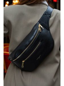 Victor & Hugo Paris Skórzana saszetka "Isla" w kolorze czarnym - 40 x 15 x 3 cm rozmiar: onesize. Czarne nerki i saszetki Victor & Hugo Paris, bez wzorów, z materiału. Za 217,99 zł.