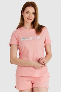 GUESS Brzoskwiniowy t-shirt damski z kolorowym logo. Czerwone t-shirty Guess, s, z aplikacjami, z bawełny, bez kołnierzyka, bez ramiączek. W wyprzedaży za 129,99 zł.