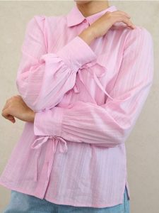 Bawełniana koszula z dekoracyjnym wiązaniem przy mankietach - różowy. Czerwone koszule Sinsay, l, bez wzorów, z bawełny, bez kołnierzyka, bez ramiączek. Za 49,99 zł.