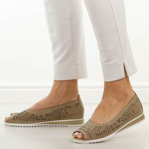 Beżowe skórzane półbuty damskie M.Daszyński Ol27-1. Brązowe półbuty M.Daszyński, na lato, w ażurowe wzory, ze skóry, z otwartym noskiem, bez obcasa, na płaskiej podeszwie, bez zapięcia. W wyprzedaży za 197,10 zł.