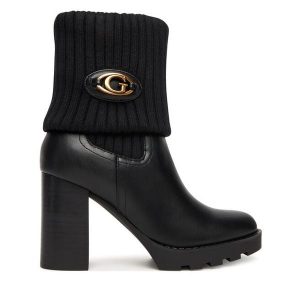 Botki Guess. Czarne botki Guess, z aplikacjami, bez obcasa, na słupku, bez zapięcia. Za 569,99 zł.