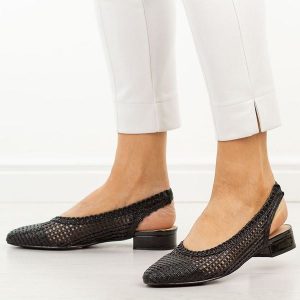 Czarne przewiewne baleriny damskie T.Sokolski 147. Czarne balerinki Sokolski, w ażurowe wzory, z jeansu, bez obcasa, na obcasie, bez zapięcia. W wyprzedaży za 157,52 zł.