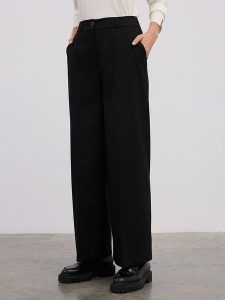 BGN Spodnie w kolorze czarnym rozmiar: 34. Czarne spodnie z wysokim stanem BGN, bez wzorów, z materiału, z podwyższonym stanem. Za 144,92 zł.