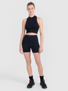 4F Legginsy krótkie bezszwowe treningowe damskie - czarne XS/S. Czarne legginsy 4f, bez wzorów, z dzianiny, z podwyższonym stanem, krótkie. W wyprzedaży za 59,99 zł.