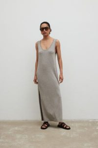 Sukienka maxi z rozcięciami w kolorze COLD MELANGE - SUNSET-XS/S. Sukienki Marsala, na co dzień, na lato, m, bez wzorów, z elastanu, eleganckie, bez kołnierzyka, bez ramiączek, maxi, proste. Za 259,90 zł.