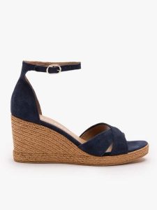 Granatowe sandały na koturnie. Niebieskie sandały Ryłko, bez wzorów, ze skóry, bez obcasa, na koturnie, bez zapięcia. Za 399,99 zł.