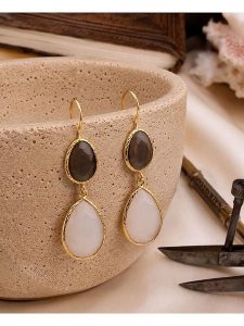 L'Atelier de Gaia Pozłacane kolczyki z onyksami i kamieniami księżycowymi rozmiar: onesize. Brązowe kolczyki L'Atelier de Gaia, z kamieniem księżycowym, pozłacane. Za 51,95 zł.