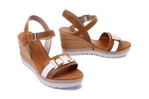 INBLU FG-35 021 camel, sandały damskie. Brązowe sandały Inblu, bez wzorów, bez obcasa, na koturnie, bez zapięcia. Za 80,94 zł.