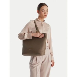 Torebka LOVE MOSCHINO. Brązowe shopper bag LOVE MOSCHINO, bez wzorów, bez dodatków. Za 705,99 zł.