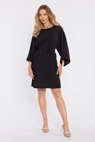 Elegancka trapezowa sukienka oversize czarna. Czarne sukienki MOE, na co dzień, l, bez wzorów, z materiału, eleganckie, bez kołnierzyka, bez ramiączek, oversize. Za 349,00 zł.