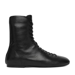 Botki GINO ROSSI. Czarne botki Gino Rossi, bez wzorów, bez obcasa, na płaskiej podeszwie, bez zapięcia. Za 429,99 zł.