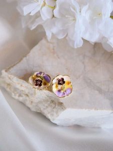 Lodie Silver Kolczyki-wkrętki z cyrkoniami rozmiar: onesize. Szare kolczyki Lodie Silver, z cyrkonią, z mosiądzu. Za 43,99 zł.