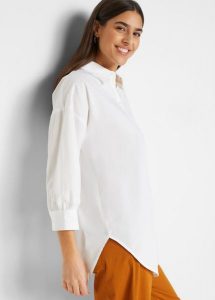Bluzka oversized z bawełny. Białe bluzki bonprix, bez wzorów, z bawełny, bez kołnierzyka, bez ramiączek. Za 84,99 zł.