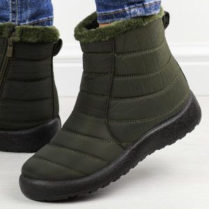 Zielone zimowe śniegowce damskie Potocki 33069. Zielone buty zimowe POTOCKI, z jeansu, bez obcasa, na płaskiej podeszwie, bez zapięcia. Za 139,00 zł.