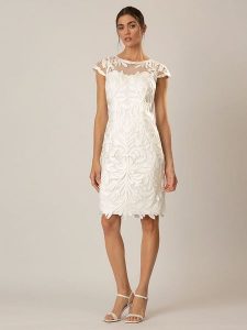 APART Sukienka w kolorze białym rozmiar: 42. Białe sukienki Apart, bez wzorów, bez kołnierzyka, bez ramiączek, mini. Za 260,99 zł.