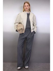 Trendyol Kurtka w kolorze kremowym ze skóry syntetycznej rozmiar: L. Brązowe kurtki Trendyol, l, bez wzorów, ze skóry, bez kaptura. Za 123,53 zł.