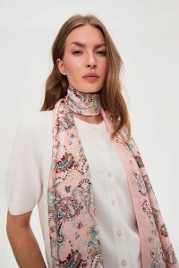 Szal w wzorem różowy. Czerwone szaliki MOODO, bez wzorów, z poliesteru. Za 59,99 zł.