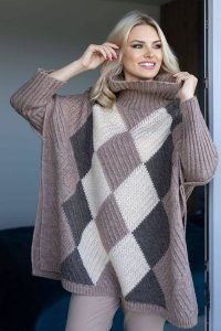 Kolorowy sweter jak ponczo z golfem wzór w romby brązowy. Brązowe długie swetry Peekaboo, bez wzorów. Za 329,00 zł.