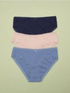Figi 3 pack - wielobarwny. Figi Sinsay, bez wzorów. W wyprzedaży za 12,99 zł.