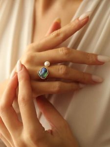 Pierres delicates Pozłacany pierścionek z perłą i masą perłową rozmiar: onesize. Niebieskie pierścionki Pierres delicates, z perłą, pozłacane. Za 39,99 zł.