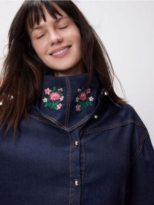 Jeansowa koszula z szalem - granatowy. Niebieskie koszule Reserved, l, bez wzorów, z bawełny, bez kołnierzyka, bez ramiączek. Za 179,99 zł.