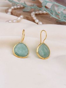 L'Atelier de Gaia Pozłacane kolczyki z amazonitem rozmiar: onesize. Zielone kolczyki L'Atelier de Gaia, pozłacane. Za 79,21 zł.