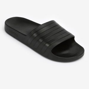 Klapki basenowe ADIDAS Adilette Aqua. Czarne klapki ADIDAS, bez wzorów, z materiału, bez obcasa. W wyprzedaży za 79,99 zł.